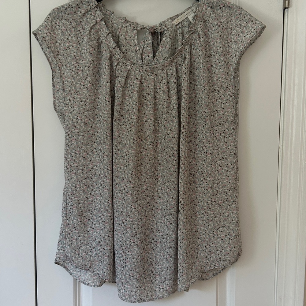 Lauren Conrad gray floral sleeveless blouse top XL